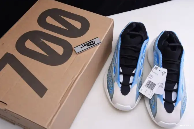 THE ADIDAS DARK IN G54850 V3 YEEZY GLOW 700 0601